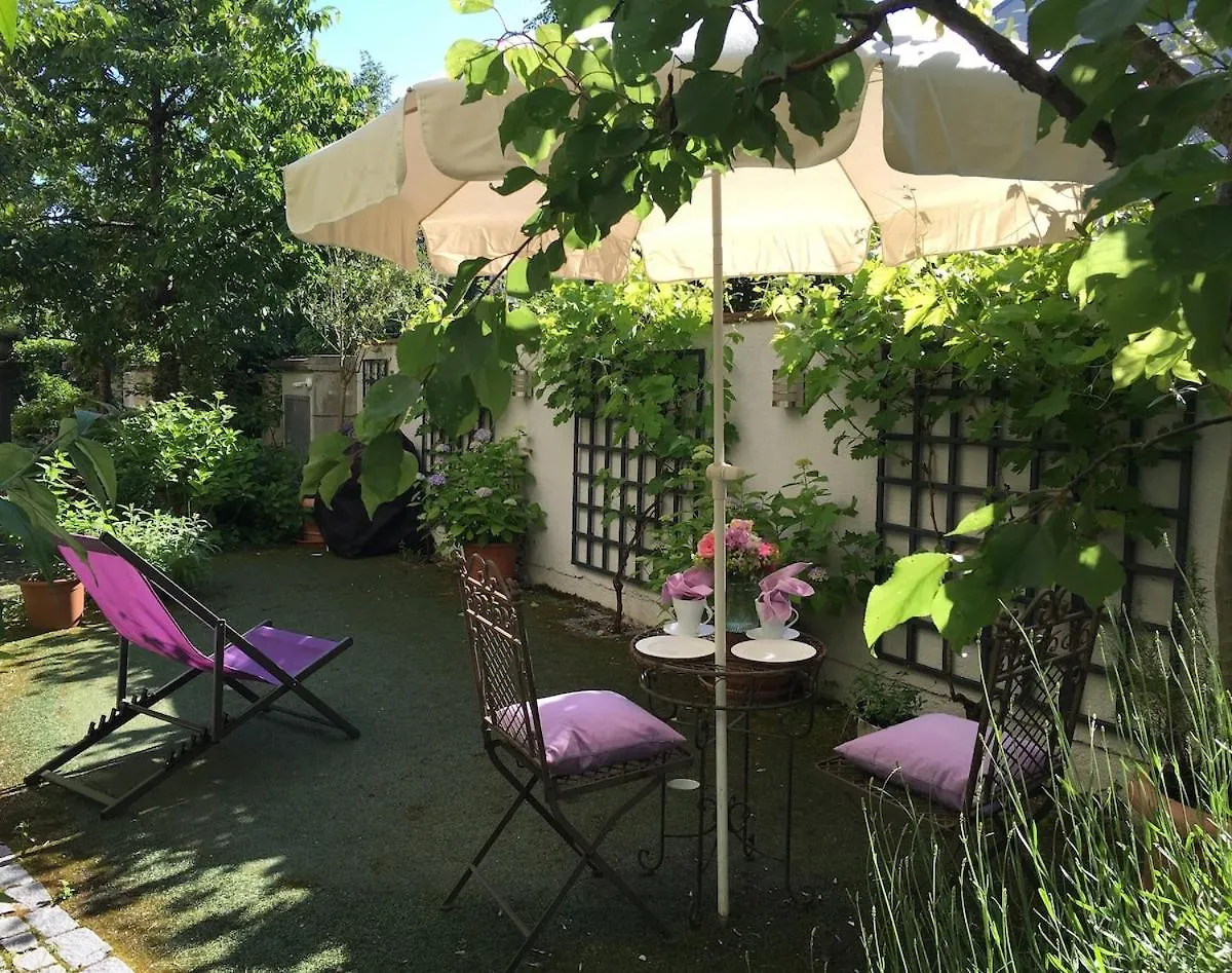 Stylish Garden Apartment In Central Munich